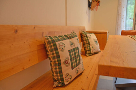 Tavolo e panca in casa Heidi