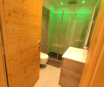 Bagno con doccia cromatica di casa Peter